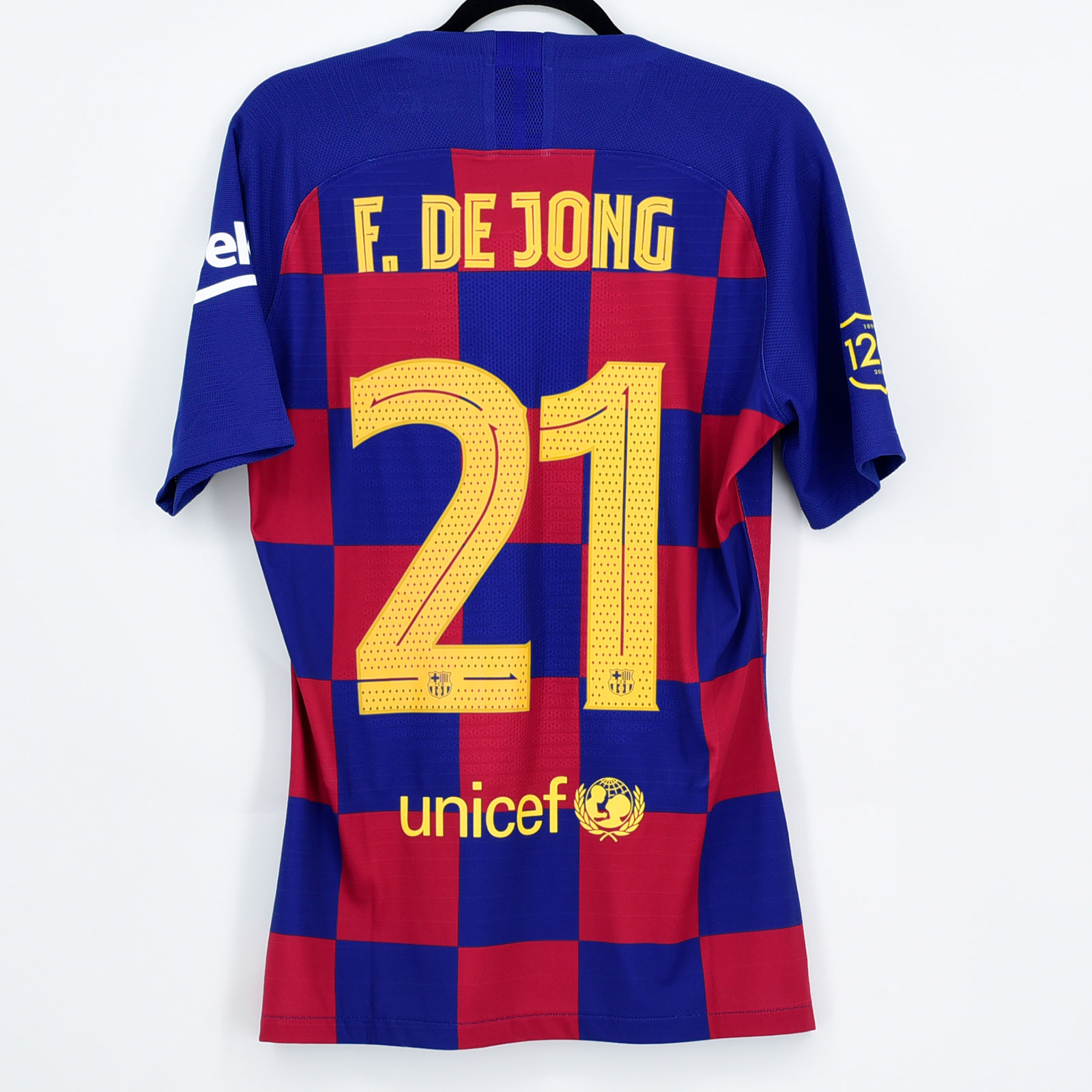 De Jong to wear number 21; Aleñá changes to 19